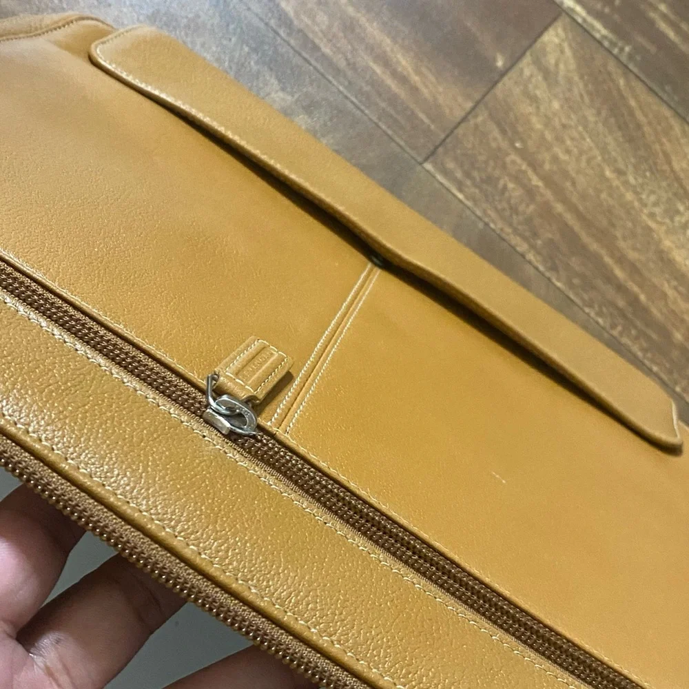 Levenger • Pebble Leather Laptop Case